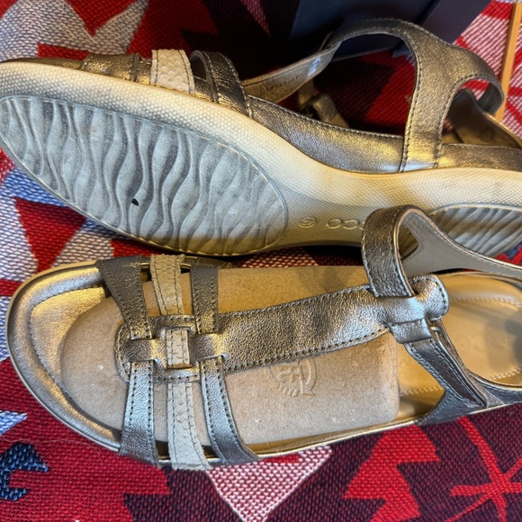 ECCO, Flash Leather T-Strap Sandals, good used, size 11- 11.5 grey metallic - Picture 6 of 9